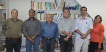 O Vice-reitor Comunitário, prof. Augusto Luiz Duarte Lopes Sampaio, e equipe. Fotógrafo Antônio Albuquerque. Acervo do Núcleo de Memória da PUC-Rio.