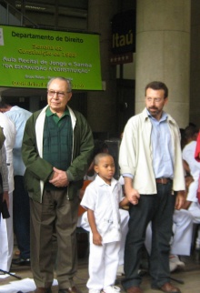 Os professores Francisco Mauro Dias e Adriano Pilatti com o mestre-sala mirim da Escola de Samba Império Serrano em evento comemorativo dos 20 anos da Constituição de 1988. Fotógrafo Antônio Albuquerque. Acervo do Núcleo de Memória.