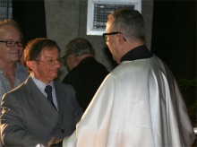 Luiz Cesar Monnerat Tardin cumprimenta o prof. padre Josafá Carlos de Siqueira S.J., Reitor da PUC-Rio, no dia de sua posse no cargo. Fotógrafo Antônio Albuquerque. Acervo do Núcleo de Memória.