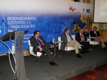 Cerimônia de abertura do Seminário, no Palácio da Cidade. Participaram da cerimônia o Reitor Prof. Pe. Josafá Carlos de Siqueira S.J., o supervisor-geral do BPC e diretor do Instituto de Relações internacionais da PUC-Rio, Prof. João Pontes Nogueira, o diretor de programas do Ministério do Meio Ambiente, Ariel Pares e o Presidente do Instituto Pereira Passos, Ricardo Henriques. Fonte: site bricspolicycenter.org