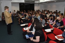 O Prof. Paulo Cesar de Mendonça Motta e plateia, na abertura da Semana, no auditório do IAG. Fotógrafo Antônio Albuquerque.