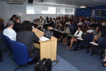 Mesa com palestrantes, e plateia, no auditório B8. Fotógrafo Antônio Albuquerque.