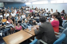 A profa. Julita Lemgruber durante a palestra no Auditório B6. Fotógrafo Antônio Albuquerque. Acervo do Núcleo de Memória.