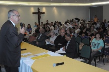 O Reitor Prof. Pe. Josafá na abertura do evento, realizado no Salão da Pastoral. Fotógrafo Antônio Albuquerque. Acervo do Núcleo de Memória.