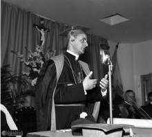 Cardeal Giovanni Battista Montini, futuro Papa Paulo VI, discursa após receber o título de Doutor Honoris Causa. Ao lado, sentado, o presidente Juscelino Kubitscheck.  Acervo Arquivo Nacional/Correio da Manhã.