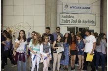 Confraternização dos alunos após a entrega dos certificados, no auditório Padre Anchieta. Fotógrafo Antônio Albuquerque. Acervo Núcleo de Memória.