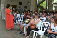 A Diretora do NEAM, Profa. Marina Moreira, fala na abertura da cerimônia. Fotógrafo Antônio Albuquerque. Acervo do Núcleo de Memória.