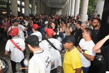 Atividade com grupo de samba nos pilotis do Edifício da Amizade. Fotógrafo Antônio Albuquerque.