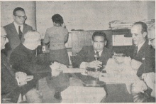 À esquerda o prof. Del Castillo e o Reitor Pe. Alonso S.J.. Anuário PUC-Rio 1958, p. 18.