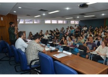 Apresentação do Prof. Bruno Magalhães (IRI), no Auditório B6. Fotógrafo Antônio Albuquerque. Acervo Núcleo de Memória.