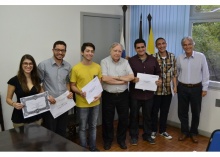 Os alunos premiados, ao lado do Vice-Reitor, Pe. Francisco Ivern S.J., e do Vice-Reitor Acadêmico, Prof. José Ricardo Bergmann. Fotógrafo Antônio Albuquerque. Acervo Núcleo de Memória.