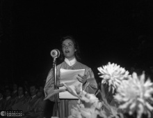 Aluna discursa durante cerimônia de formatura. Acervo do Jornal O Globo.