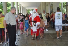 Chegada de Papai Noel, para a alegria das crianças. Fotógrafo Antônio Albuquerque. Acervo Núcleo de Memória.