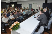 Abertura do Congresso no Auditório Padre Anchieta. Na mesa, o diretor do Departamento de Geografia, Prof. Augusto César Pinheiro da Silva, e o Vice-reitor Acadêmico, Prof. José Ricardo Bergmann. Fotógrafo Antônio Albuquerque. Acervo Núcleo de Memória.