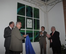 O Reitor Prof. Pe. Josafá S.J. inaugura a Casa da Medicina ao lado do Decano do CCBS, Prof. Hilton Koch. Fotógrafo Antônio Albuquerque. Acervo do Núcleo de Memória.