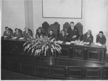 Presentes o reitor pe. Pedro Belisário Velloso Rebello S.J., dom Helder Camara, pe. Ormindo Viveiros de Castro S.J. (secretário geral da PUC-Rio) e os professores Nilton Campos, José Barreto Filho, Carlos Sanchez de Queiroz, Joubert Torres Barbosa e Hanns Ludwig Lippmann. 