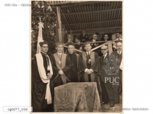 No evento solene, à esquerda, o Reitor Pe.Pedro Belisário Velloso S.J., o Prof. Pedro Calmon (Reitor Un.do Brasil) e o Padre Auguste Magne S.J. Fotógrafo desconhecido. Acervo Núcleo de Memória.