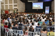 Apresentação do Reitor Prof. Pe. Josafá Carlos de Siqueira S.J. no Ginásio Poliesportivo. Fotógrafo Antônio Albuquerque. Acervo Núcleo de Memória.