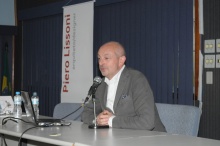 Palestra de Piero Lissoni no Auditório Padre Anchieta. Fotógrafo Antônio Albuquerque. Acervo do Núcleo de Memória.