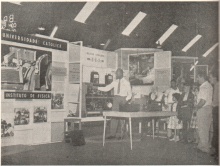 Demonstração dos instrumentos de medição no stand do Instituto de Física na exposição Átomos para a paz.