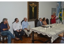 Na mesa do evento, os professores José Ricardo Bergmann (VRAC), Augusto César Pinheiro (GEO), Rogério Ribeiro de Oliveira (GEO), o Reitor Pe. Josafá S.J. (BIO), Andréia Clapp Salvador (SER) e Luíza Nunes Hermel (SER). Fotógrafo Antônio Albuquerque. Acervo Núcleo de Memória.