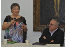 A Profa. Angeluccia e o Reitor Prof. Pe. Josafá S.J. compondo a mesa do evento. Fotógrafo Antônio Albuquerque. Acervo Núcleo de Memória.