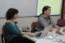 Na foto, as profas. Déborah Danowski e Lilian Simone Godoy Fonseca. Fotógrafo Antônio Albuquerque. Acervo do Núcleo de Memória.