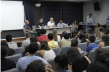 Mesa com Xico Sá, Léo Jaime, Marcelo Tas e João Vicente de Castro, no Auditório Padre Anchieta. Fotógrafo Antônio Albuquerque. Acervo Núcleo de Memória.