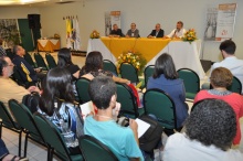 Mesa de abertura com a participação do Reitor Prof. Pe. Josafá S.J. e do Prof. Paulo Fernando Carneiro, Decano do CTCH. Fotógrafo Antônio Albuquerque. Acervo do Núcleo de Memória.