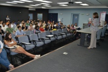 Palestra de Vera Cordeiro no Auditório Padre Anchieta. Fotógrafo Antônio Albuquerque. Acervo do Núcleo de Memória.