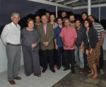 O Reitor, Pe. Josafá S.J., o Vice-Reitor Acadêmico, Prof. Bergmann, a Coordenadora Acadêmica do Núcleo, Profa. Margarida de Souza Neves, a equipe atual e alguns ex-bolsistas do Núcleo de Memória.