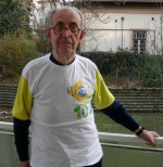 Padre Benkö com camisa da torcida brasileira, na casa jesuítica onde mora, em Budapeste.