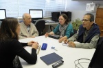 Reunião com o diretor do Departamento de Comunicação Social, Prof. Cesar Romero, na sala do Núcleo de Memória. Fotógrafo Antônio Albuquerque.