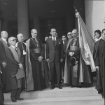 O Cardeal Montini ao lado do presidente Juscelino e do reitor Pe. Alonso S.J., na entrada do edifício Cardeal Leme. Acervo Correio da Manhã/Arquivo Nacional.